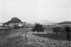 Dieses Bild aus der Serie Professor Werners zeigt das Dorf über die Au hinweg.